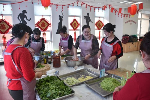 12月19日,万通社区开展了"迎新春 送温暖"为主题包饺子活动.