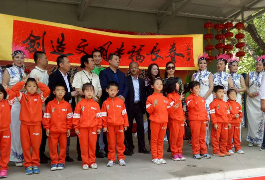 吉林省群众艺术馆模特表演团表演的传统服饰演示.png