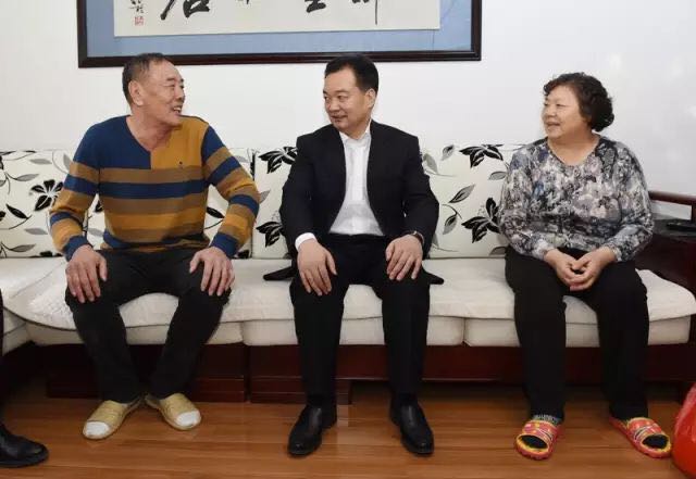 长春市委书记王君正与十委大院居民谈心.jpeg 长春市委书记王君正与十委大院居民谈心.jpeg