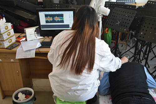 万通社区联合体检中心为居民免费做脑彩超检查