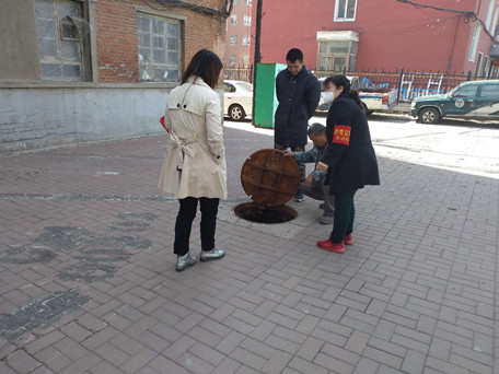 东光社区“三长”疏通下水为居民排忧解难