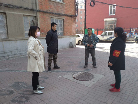 东光社区“三长”疏通下水为居民排忧解难