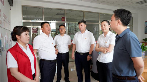 宽城区委常委,副区长靳明到欣园街道桐雨社区调研指导"三长"工作