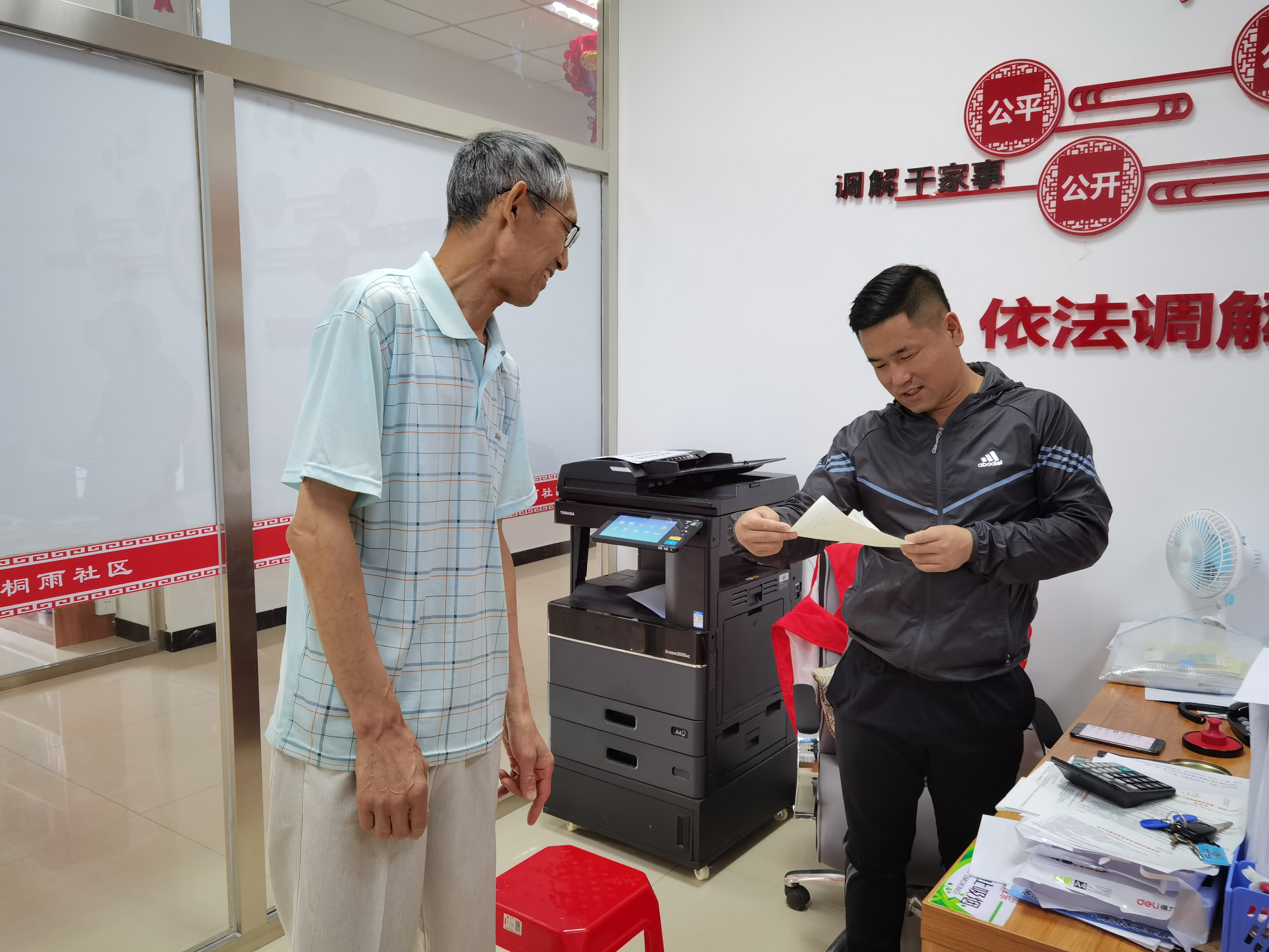 愛黨愛民寫忠誠 桐雨社區黨員積極上交黨費