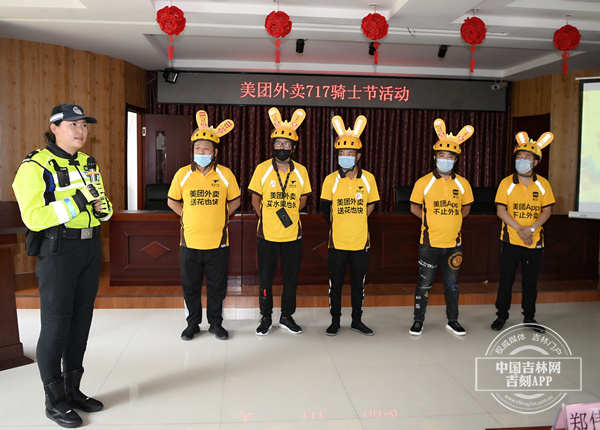 活动中，长春交警支队直属大队郑伟娜讲解安全知识