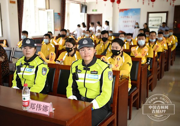 长春交警支队直属大队郑伟娜、全美晔(一排左)参与活动
