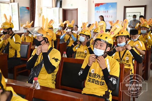 美团骑手学习安全佩戴常识