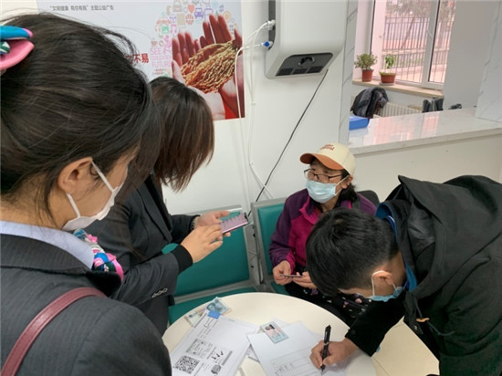 景阳社区开展为居民办理医保缴费工作