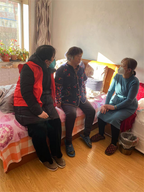 图为宇航社区走访慰问独居老人2.jpg