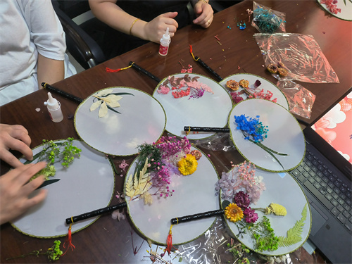 荣光街道民丰社区开展巧做团扇清凉一夏主题活动