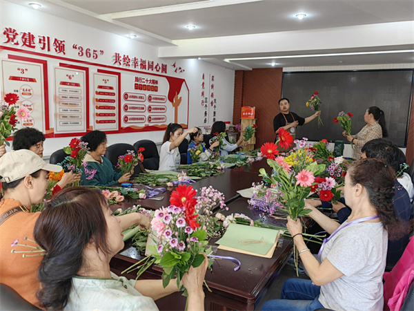 （800图）社区开展插花培训活动.jpg