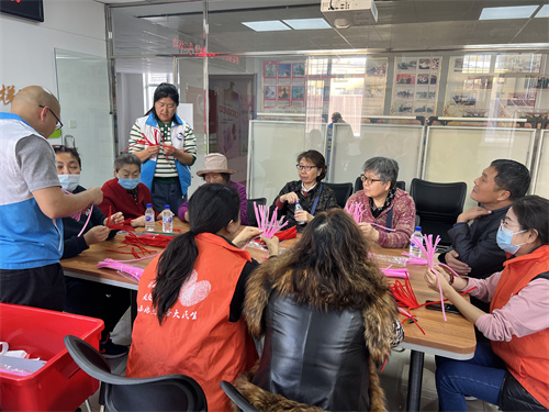 浪漫满屋指尖生花扭扭棒花朵DIY创意手作进社区3.jpg 浪漫满屋指尖生花扭扭棒花朵DIY创意手作进社区3.jpg