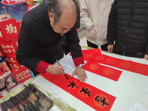 2024.1.24康桥社区联合欧亚长新购物中心开展“泼墨迎春 福进万家”新春送春联主题活动2.jpg
