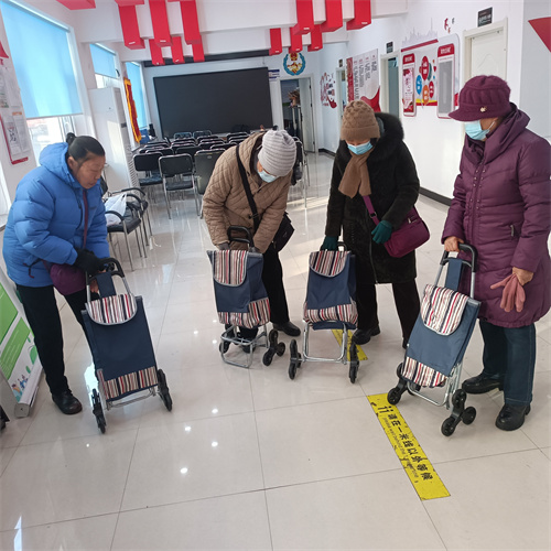 2024年1月18日吉通社区为老年人发放便民购物车活动 (1).jpg