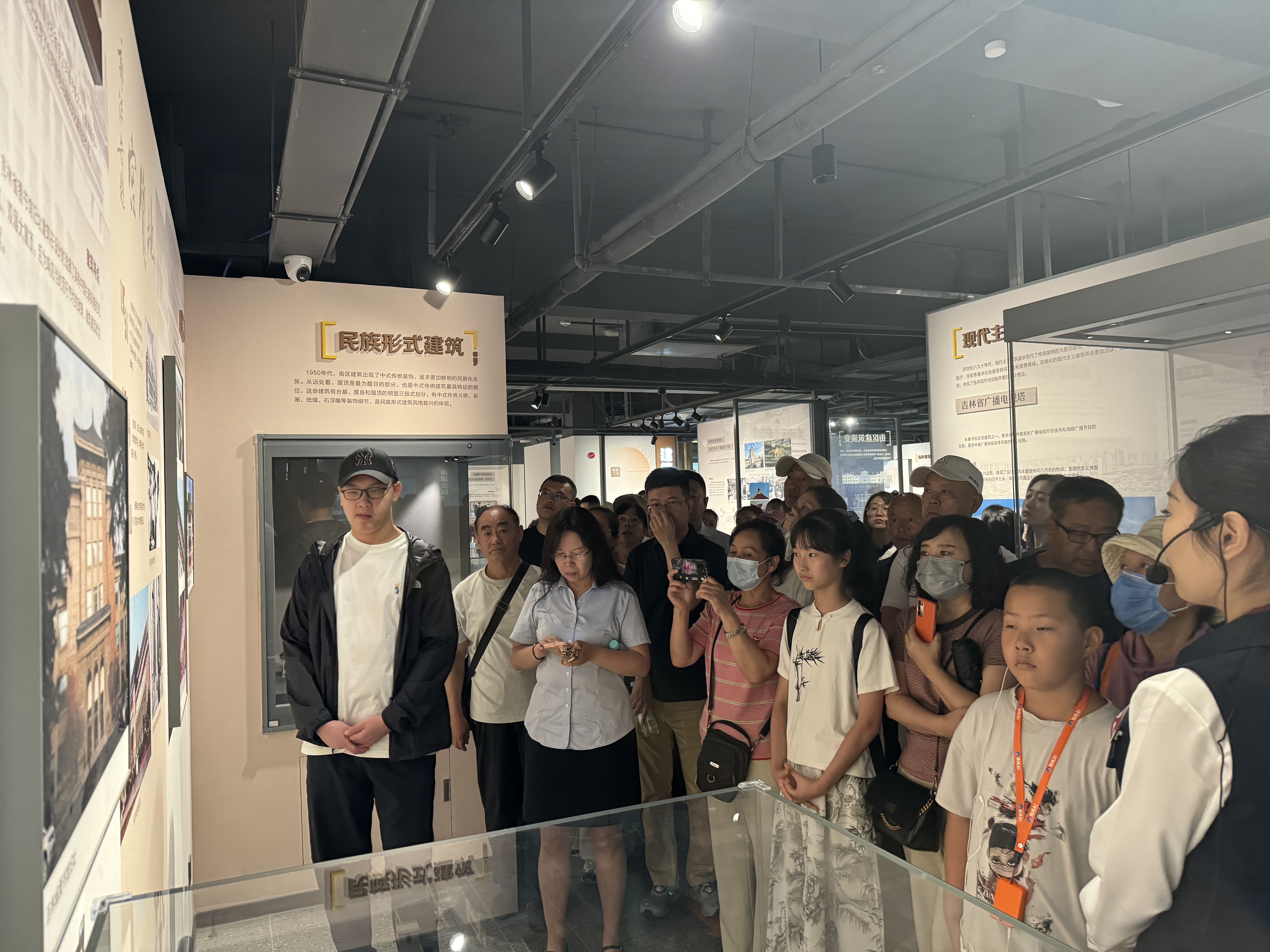 （原图）党员们听讲解员讲述长春发展史.jpg